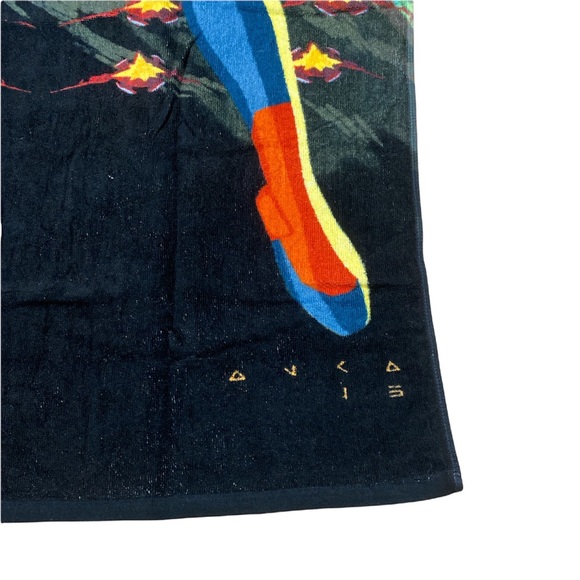 Disney Captain Marvel Beach Towel NWOT Loot Crate Marvel - Picture 8 of 8